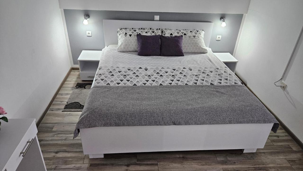 Apartment Andrea สโมลยานัซ ภายนอก รูปภาพ