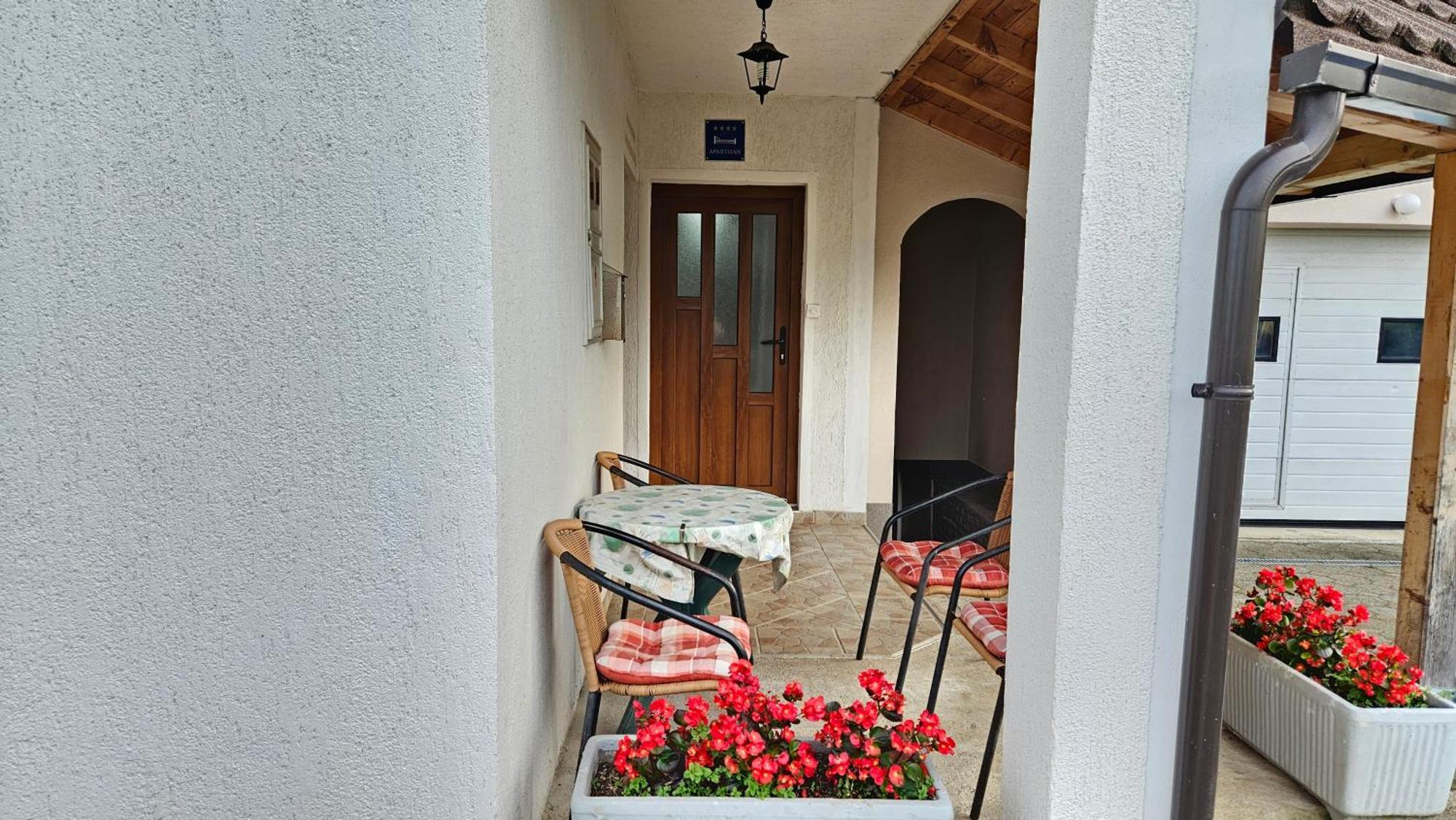 Apartment Andrea สโมลยานัซ ภายนอก รูปภาพ